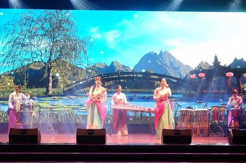 Chia sẻ và đồng điệu hai nền văn hóa