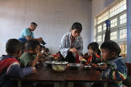 Cô giáo 9X quyết gắn bó với học trò vùng khó