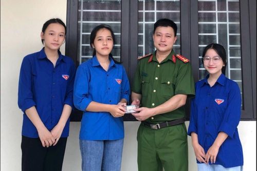 Hà Tĩnh: Nhặt được xấp tiền, 3 nữ sinh nhờ công an trả người mất