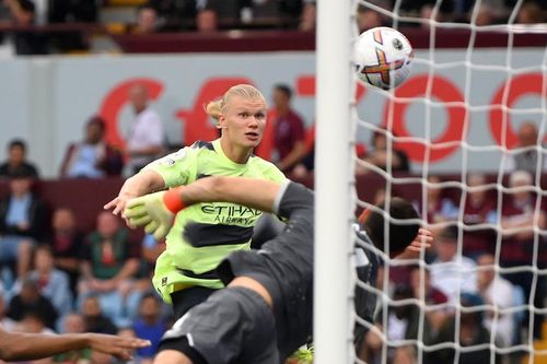 Man City thoát thua nhờ trọng tài