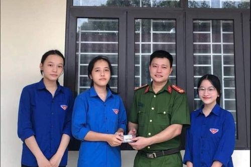 Đi tặng quà trung thu, 3 nữ sinh nhặt được tiền trả lại người đánh rơi