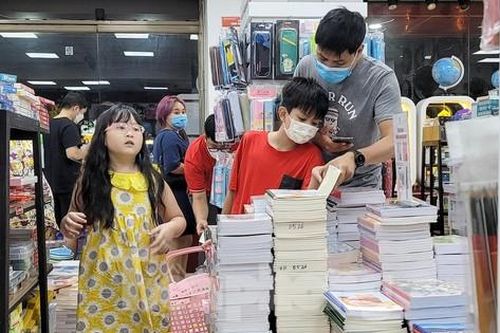 Nhà sách đông nghịt khách đến đêm trước khai giảng năm học mới