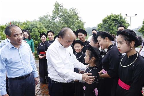 Chủ tịch nước Nguyễn Xuân Phúc thăm CLB hát Then và tặng quà Nghệ nhân ưu tú Ma Văn Đức