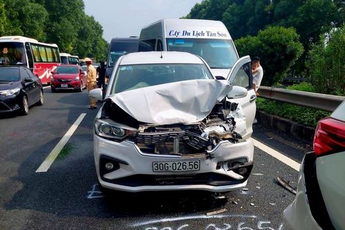 5 ô tô đâm liên hoàn, cao tốc Pháp Vân - Cầu Giẽ ùn tắc kéo dài