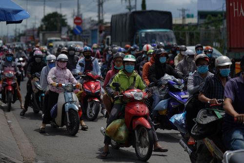Chiều tối ngày cuối cùng của kỳ nghỉ, người dân bắt đầu đổ về TP Hồ Chí Minh