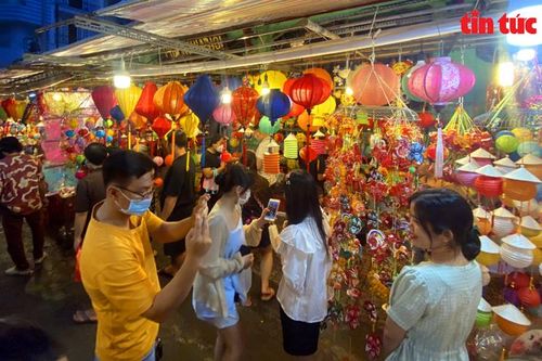 TP Hồ Chí Minh: Người người rộn ràng 'check-in' phố bán lồng đèn Trung thu