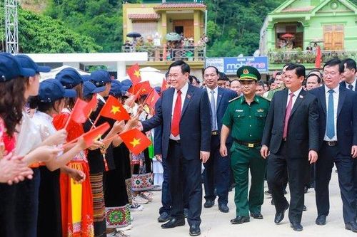 Chủ tịch Quốc hội Vương Đình Huệ dự lễ khai giảng trường THPT Kỳ Sơn