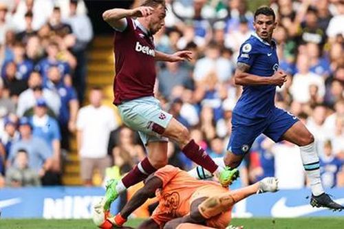 Chelsea, Man City được trọng tài thiên vị?