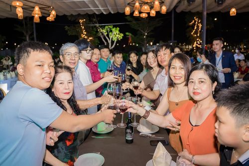 Hàng nghìn du khách thập phương đổ về Regal Legend trong dịp đại lễ 2/9