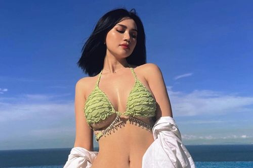 Sĩ Thanh 'đốt' mắt người hâm mộ bằng loạt ảnh thả dáng bên bikini, khoe khéo vòng 1 chạm ngưỡng 90cm