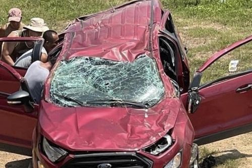 Ô tô lao xuống chân cầu Khuê Đông biến dạng hoàn toàn, 2 người trong xe trọng thương