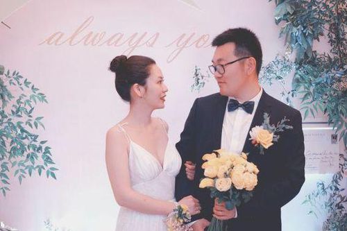 Đám cưới 'cây nhà lá vườn' đơn giản nhưng đầy bất ngờ ở khoảnh khắc cuối hôn lễ