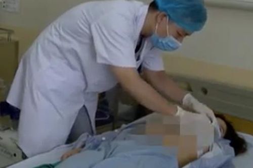 Cô gái 22 tuổi nhập viện khẩn cấp sau 1 tháng thu gọn ngực ở spa