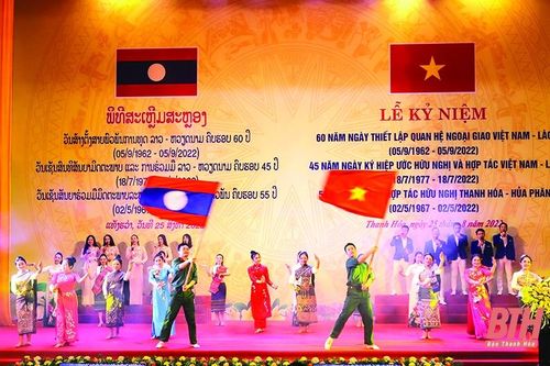 'Việt Lào hai nước chúng ta - Tình sâu hơn nước Hồng Hà, Cửu Long'!