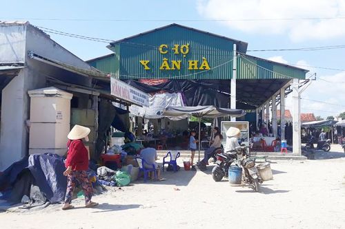 Bảng tên chợ bị mất chữ