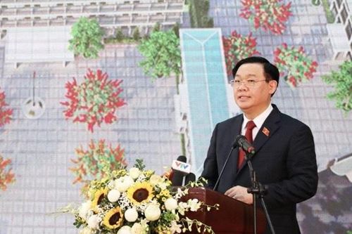 Chủ tịch Quốc hội Vương Đình Huệ dự Lễ khai giảng năm học mới tại trường THPT Kỳ Sơn