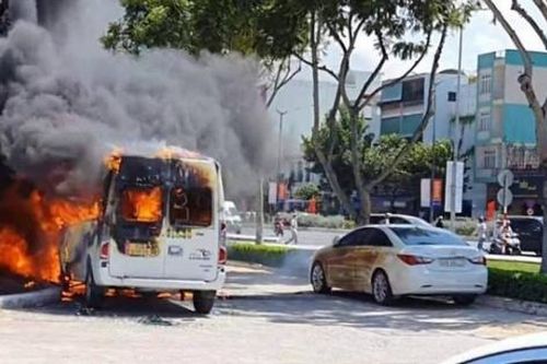 Cháy ô tô liên hoàn trước nhà hàng tiệc cưới ở Đà Nẵng