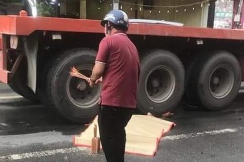 Tránh xe ô tô đậu ven đường, một phụ nữ bị xe container cán tử vong