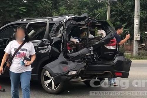 Xe giường nằm chạy tốc độ cao tông xe 7 chỗ nát bươm ở ngã tư