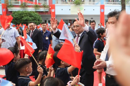 Thủ tướng Phạm Minh Chính chia vui ngày khai giảng với học sinh tiểu học Đoàn Thị Điểm - Hà Nội