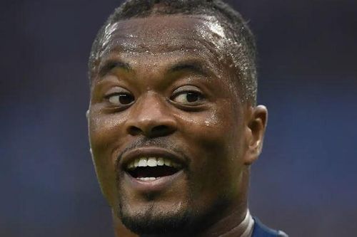 Evra cùng CĐV Việt Nam chế nhạo Arsenal