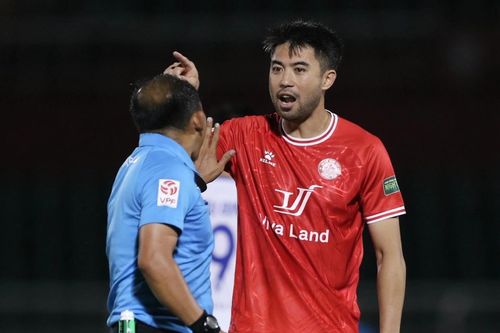 Lee Nguyễn liên tục phản ứng trọng tài vì bị phạm lỗi