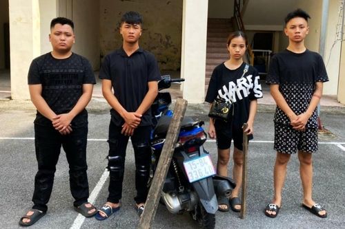 8 thanh niên giải quyết mâu thuẫn bằng gậy và dao