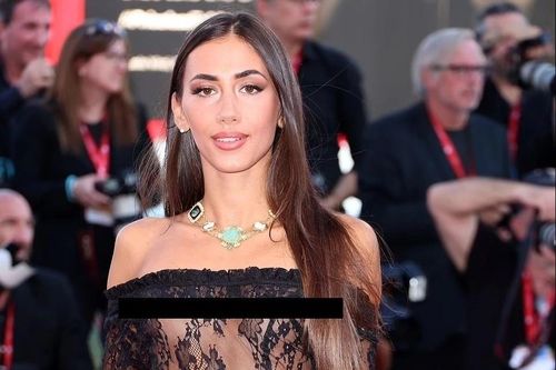 Người đẹp tiếp tục mặc trang phục lộ ngực ở thảm đỏ LHP Venice