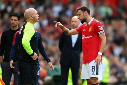 Fernandes nói gì với trọng tài trong ngày đánh bại Arsenal?