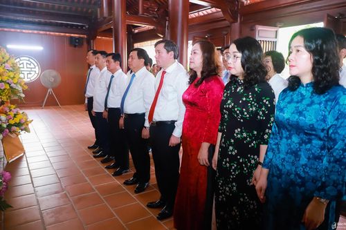 Dâng hương tưởng niệm Tổng Bí thư Lê Hồng Phong