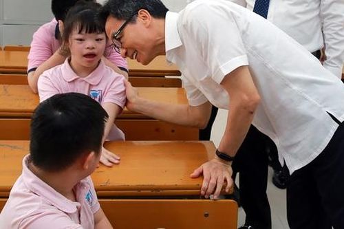 Phó Thủ tướng Vũ Đức Đam vui khai giảng với các cháu học sinh tiểu học