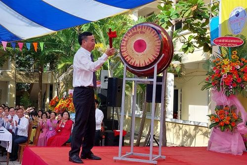 Chủ tịch Ủy ban nhân dân thành phố Đà Nẵng dự lễ khai giảng tại trường Trung học phổ thông Phạm Phú Thứ