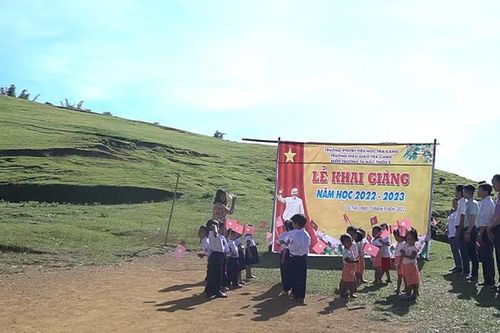 Xúc động hình ảnh học sinh miền núi khai giảng năm học mới