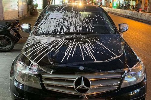 Hà Nội: Xác minh xe Mercedes bị dán băng dính, tạt bột nhem nhuốc