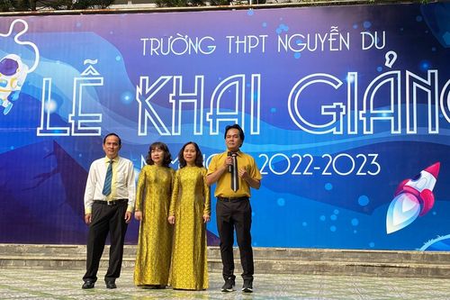 Rót 2 ly nước, thầy hiệu trưởng gửi thông điệp ý nghĩa trong ngày khai giảng