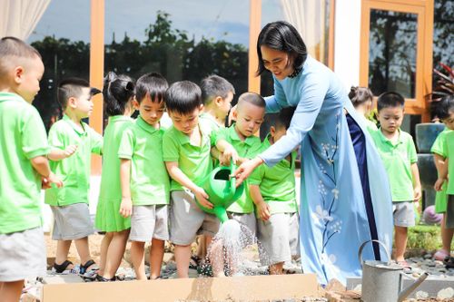 3.000 học sinh, thầy cô, cha mẹ tặng sách và cây trong 'khai giảng xanh'
