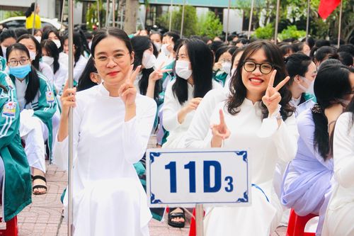 Nữ sinh Hà Tĩnh rạng rỡ chào đón năm học mới