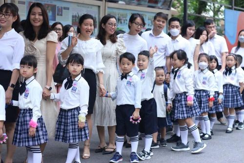 Độc đáo phụ huynh dắt tay con bước qua cổng trường ngày khai giảng