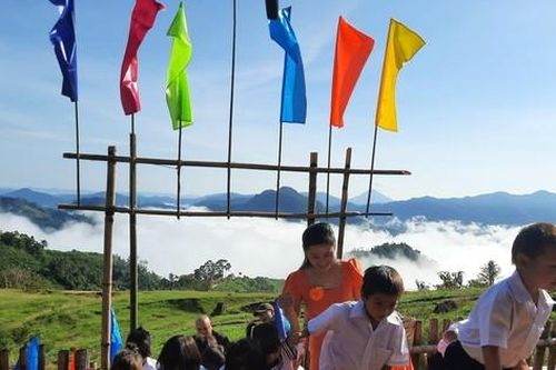 Hình ảnh tuyệt đẹp tại lễ khai giảng của cô trò ở điểm trường bồng bềnh mây núi