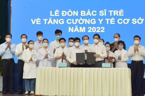 Phó Thủ tướng yêu cầu nâng lương khởi điểm bậc 2 với bác sĩ mới ra trường
