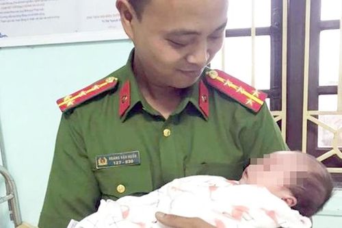 Bé gái 20 ngày tuổi bị bỏ rơi trước cửa nhà dân ở Hà Nội