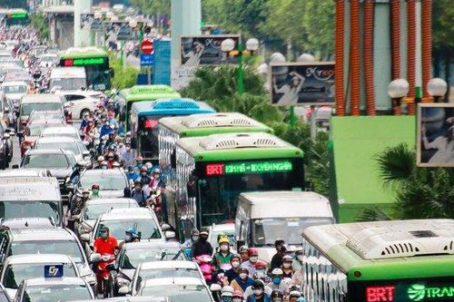 Giao thông Hà Nội ùn tắc, xe buýt nhanh 'bất động' sau kỳ nghỉ lễ