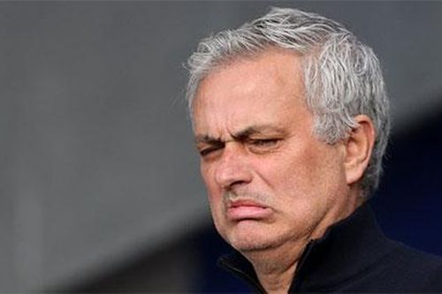 HLV Mourinho bị chế giễu sau trận Roma thua thảm