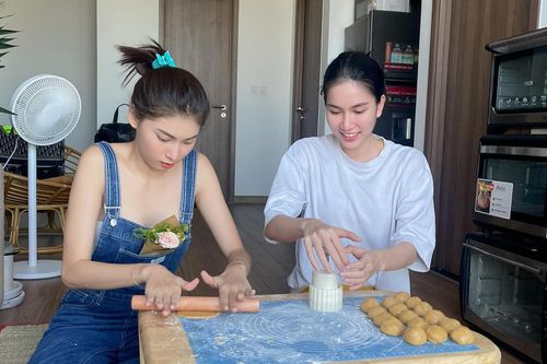 Á hậu Phương Anh và Ngọc Thảo khoe sự đảm đang qua mẻ bánh trung thu