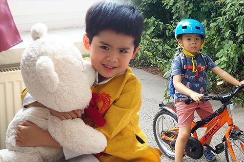 Cậu bé 7 tuổi biết nói 8 thứ tiếng: Mẹ tiết lộ bí quyết học đa ngôn ngữ không bị loạn