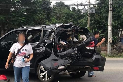 Bình Dương: Xe khách tông nát xe 7 chỗ ở ngã tư, nhiều người thoát chết