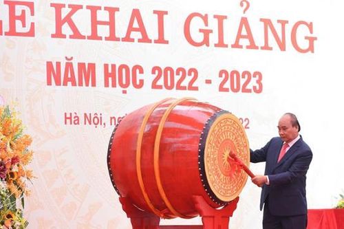 Chủ tịch nước Nguyễn Xuân Phúc dự Lễ khai giảng tại Trường Trung học Phổ thông Chuyên Khoa học Tự nhiên, Đại học Quốc gia Hà Nội