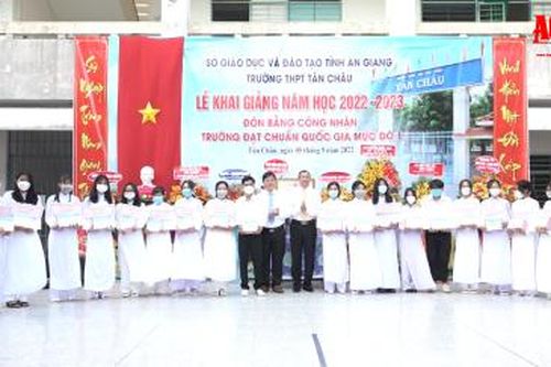 Phó Bí thư Thường trực Tỉnh ủy, Chủ tịch HĐND tỉnh An Giang Lê Văn Nưng khai giảng năm học mới tại Trường THPT Tân Châu