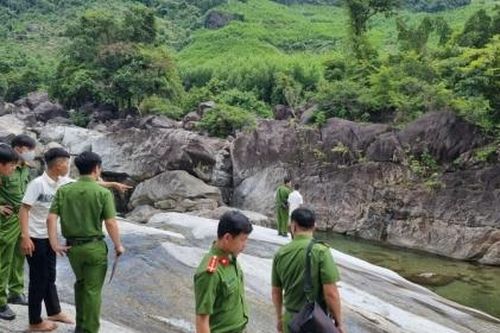 4 học sinh rủ nhau ra suối tắm sau lễ khai giảng, 2 em bị đuối nước tử vong