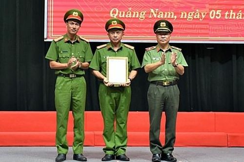 Trao Thư khen của Chủ tịch nước gửi Cảnh sát cứu nạn, cứu hộ Công an tỉnh Quảng Nam